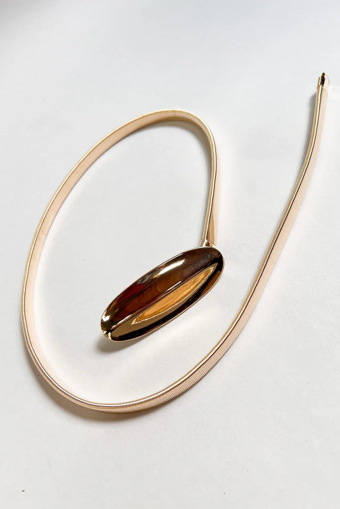 Polished gold elastic belt featuring sleek oval buckle