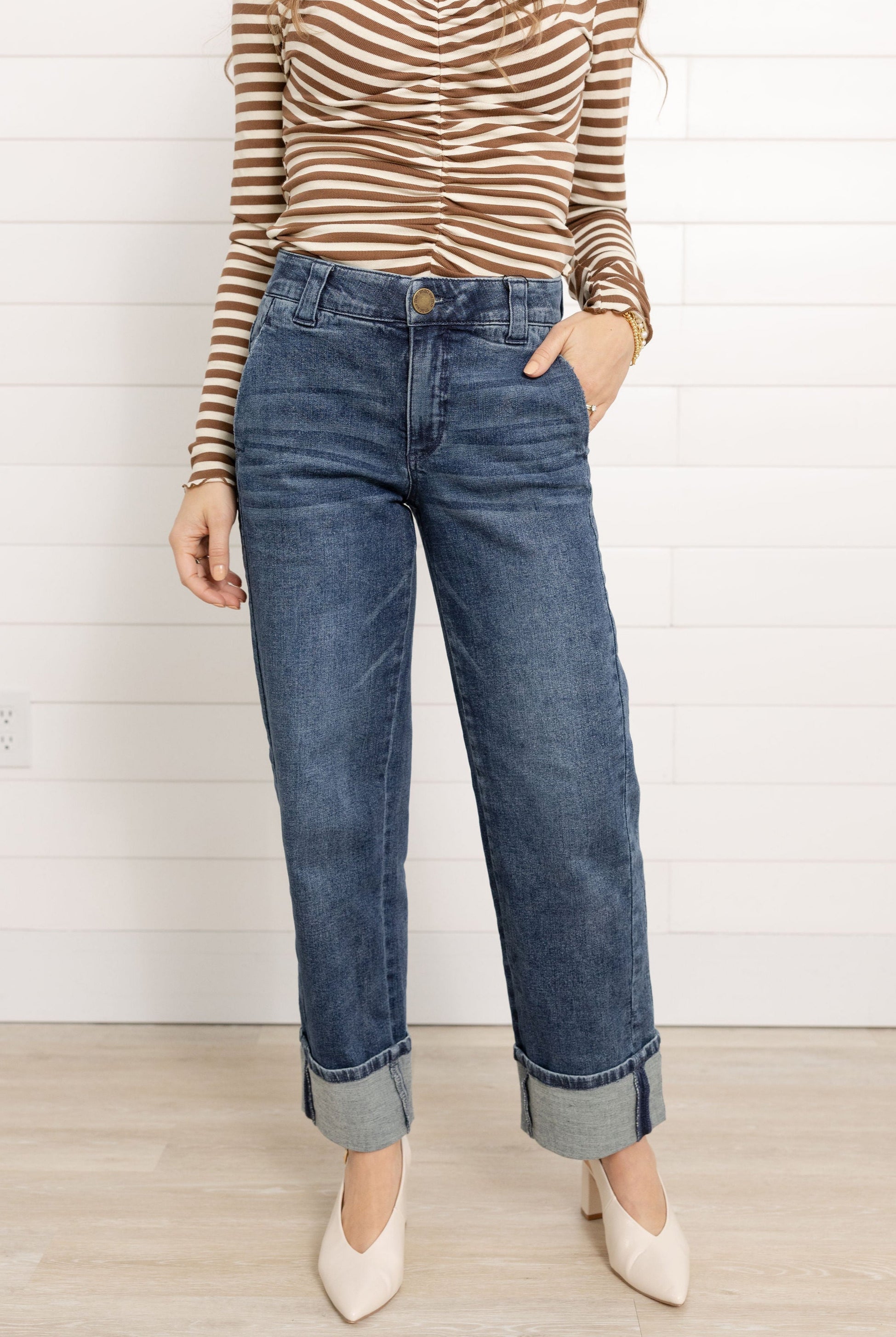 Mac modeling the Mac and Me Boyfriend Jean the front details with slant pockets and cuffed bottoms.