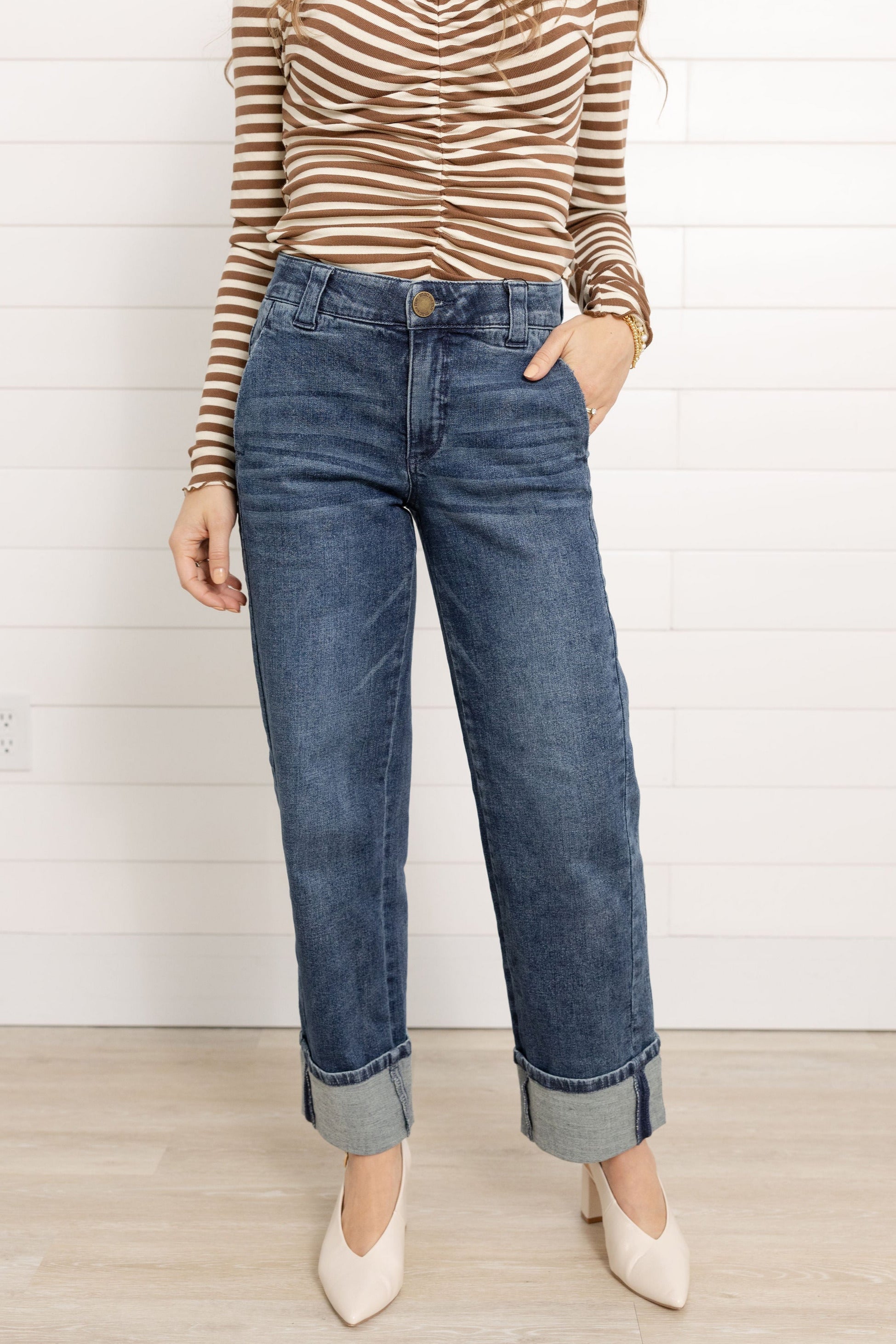 Mac modeling the Mac and Me Boyfriend Jean the front details with slant pockets and cuffed bottoms.