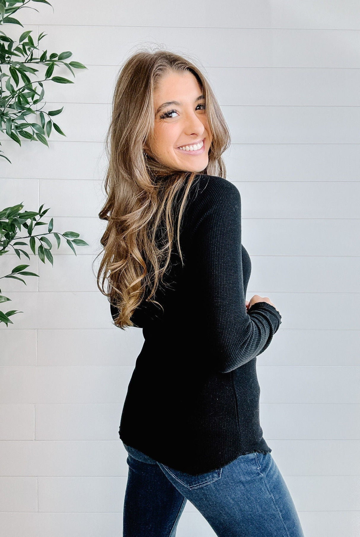 model showing the side view of the mac and me black ribbed waffle top