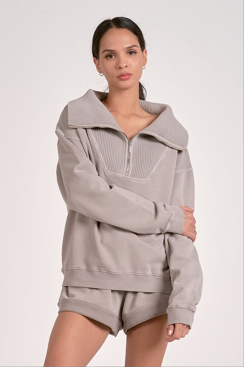 Model wear a quarter zip ribbed sweatshirt